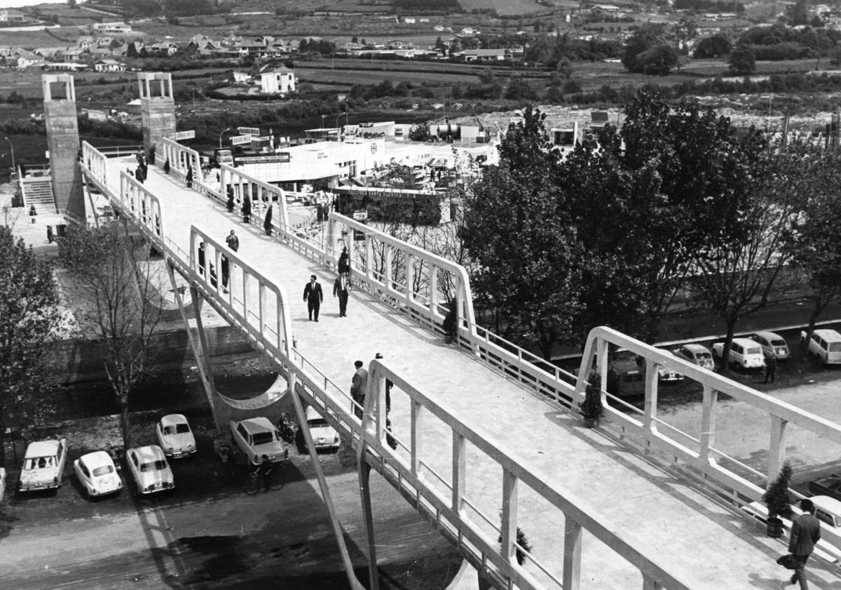 Imagen principal - Arriba, puente que unía las dos partes de la Feria a ambos lados del Piles. A la izquierda, los entonces Príncipes de España, en 1970. A la derecha, construcción de la nueva puerta en 1981