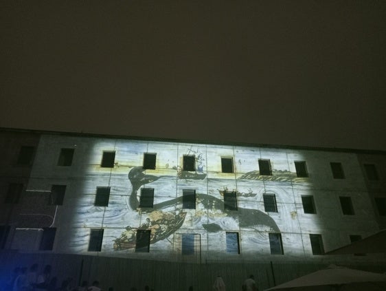 La fachada de Tabacalera se convierte en un mural vivo de imágenes espectaculares