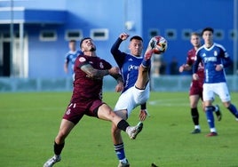 Osky, en un partido con el Vetusta ante el Real Avilés en El Requexón la pasada temporada.