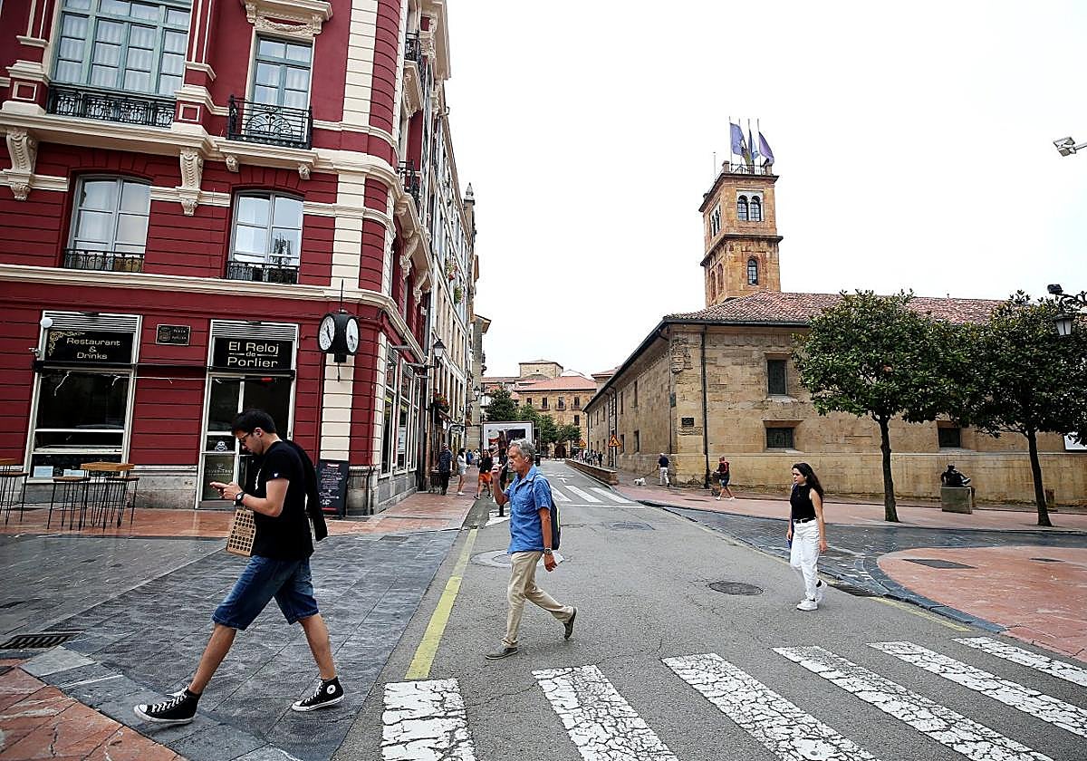 Unos peatones cruzan la calle Mendizábal, incluida en la primera fase de la nueva peatonalización.