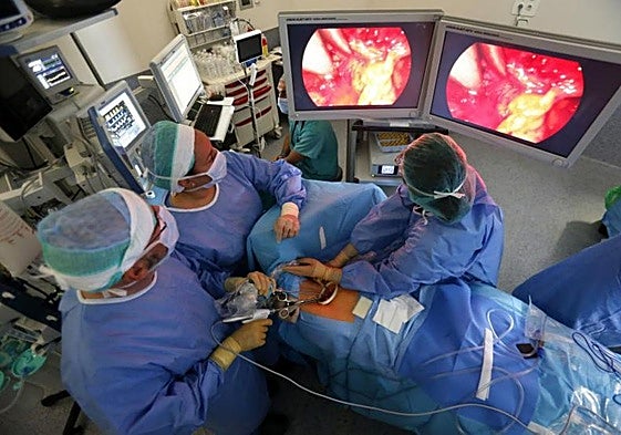 El equipo de Cirugía Torácica del HUCA, en plena actividad quirúrgica.