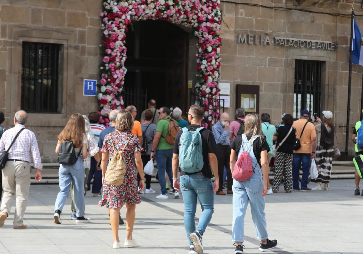 Un grupo accede a uno de los establecimientos hoteleros del centro de Avilés.