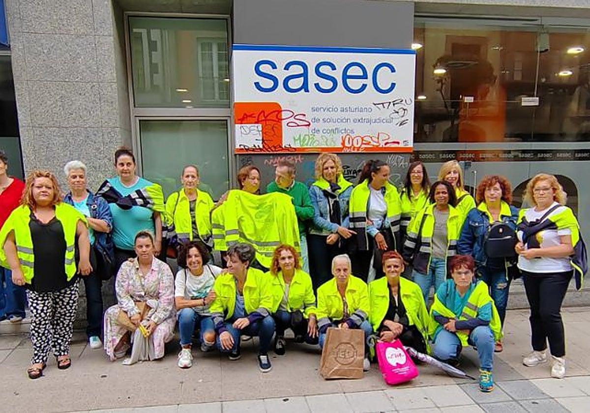 La plantilla de Samsa, en la sede del Sasec, en Oviedo.