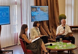 La directora general del Agua, Vanesa Mateo; la consejera de Transición Ecológica, Nieves Roqueñí, y el comisario de la exposición, Xavier Santamarta.