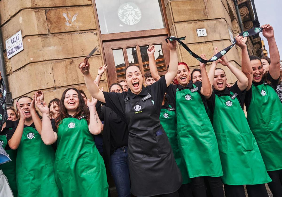 Los empleados de Starbucks en Gijón, en la inauguración de la cafetería.