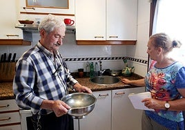 Mari Luz Vázquez y su marido Carlos en la cocina de su casa.
