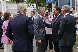 Baragaño saluda al ministro durante su visita al SabadellHerrero antes del acto.