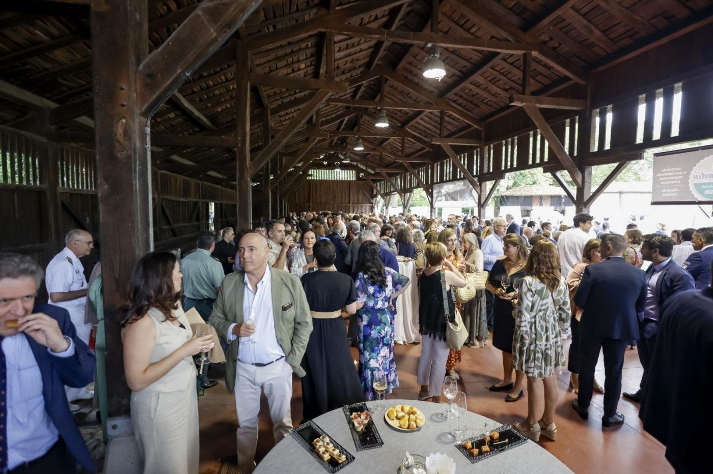Encuentro informal.Decenas de personas asistieron al ágape que se celebró en elPueblo de Asturias tras los discursos de inauguración.