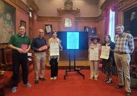 Alejandro Vega, Martín Caicoya, Reyes Ugalde, Ana Boto, Ana Suárez y José Manuel de Soto, en el Consistorio de Villaviciosa.