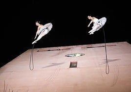 Actividad de danza aérea 'Finale' anoche en la Torre del Reloj.