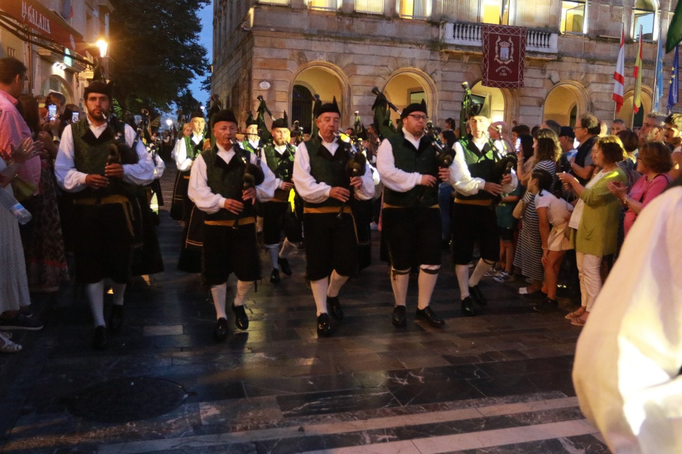 La Banda de Castrillón, en el último acto del Festival de Gaitas, en la plaza Mayor.
