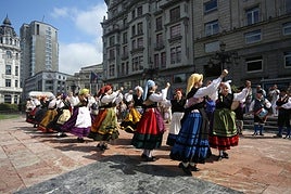Uno de los bailes del grupo Xeitu en la plaza de la Escandalera.