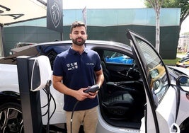 El Peugeot 3008, una novedad.Marcos Albergaria, comercial de Valgisa, con la gran apuesta eléctrica del concesionario.