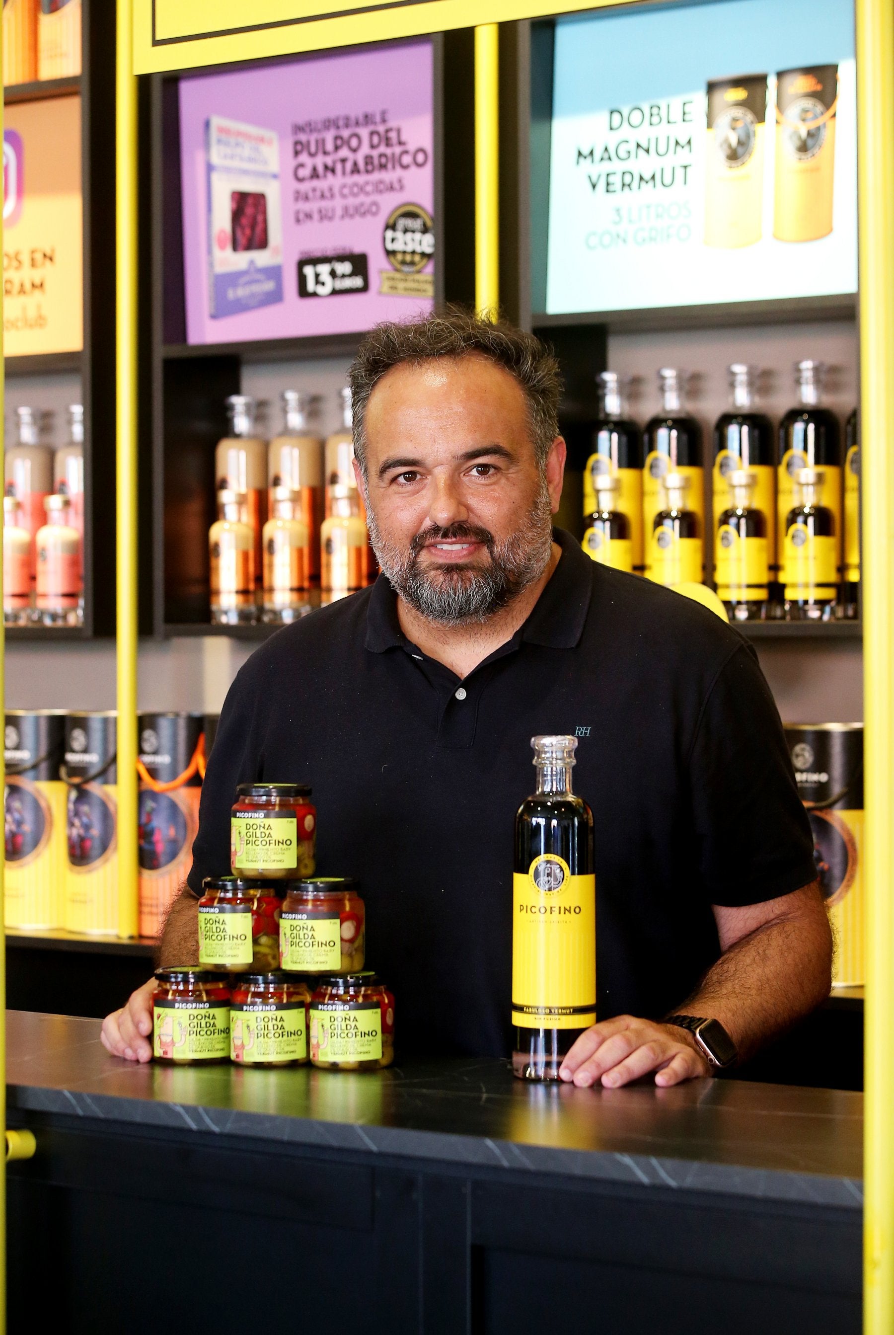 Tito Rodríguez, con una botella de supopular vermú y varios tarros de lanueva ‘Doña Gilda’.