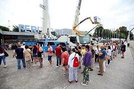 Decenas de personas forman cola a la entrada del recinto antes de la apertura de puertas.