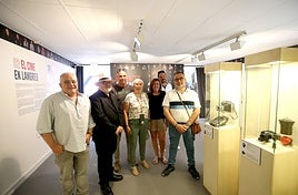 El alcalde, Roberto García, con miembros del FIAP de Langreo.