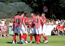 Los jugadores del Sporting celebran uno de los goles.