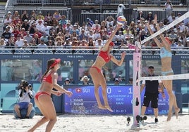 La asturiana Daniela Álvarez (izquierda) y Tania Moreno, durante el partido de voley playa femenino ante Suiza.