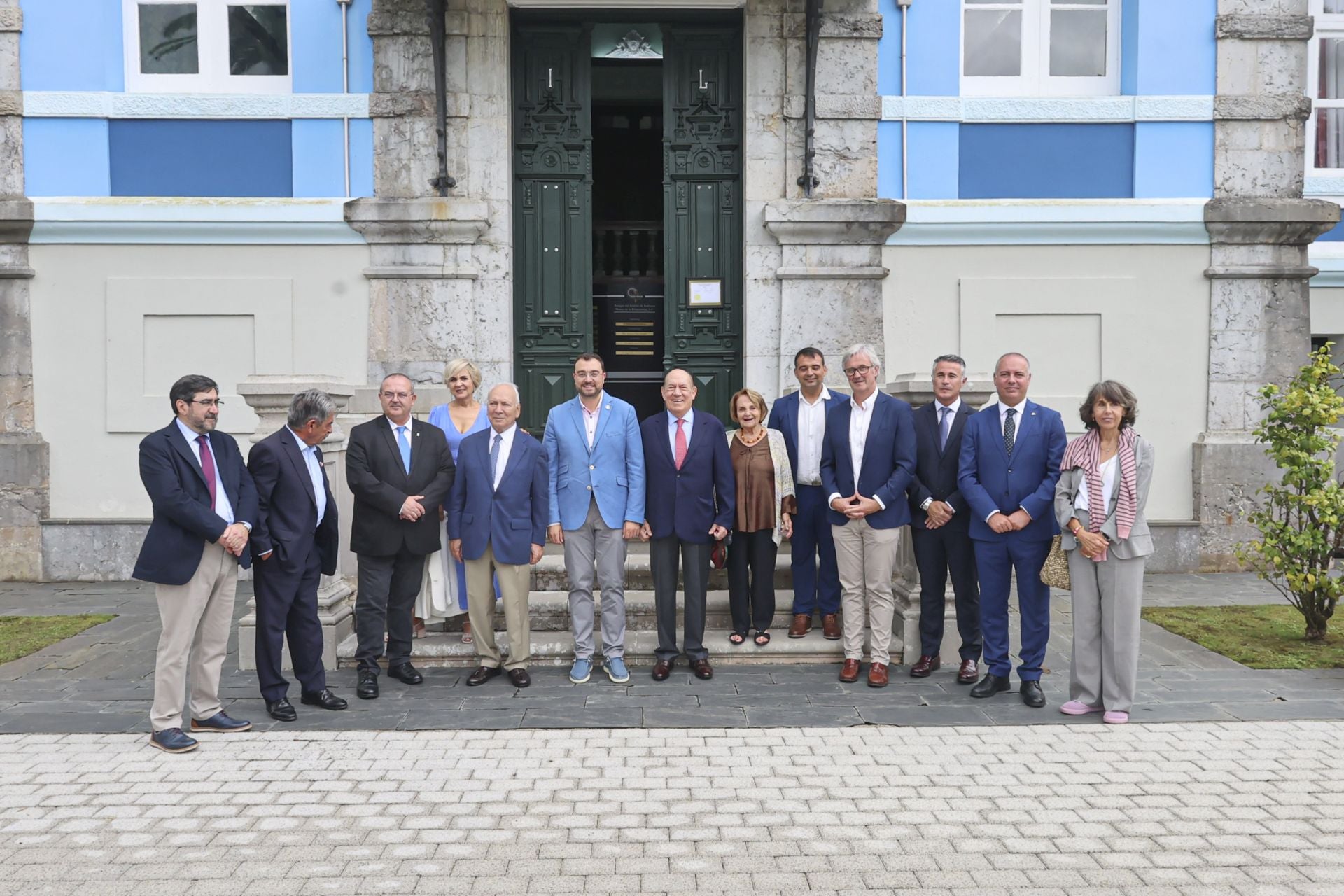 El director de la Fundación Archivo Indianos, Santiago González; el secretario general del Partido Regionalista de Cantábria, Miguel Ángel Revilla; el viceconsejero de Industria, Isaac Pola; la mujer de Revilla, Aurora Díaz; el presidente de la Fundación Archivo Indianos, Francisco Rodríguez; el presidente del Principado, Adrián Barbón; el empresario asturmexicano, Antonio Suárez; la exalcaldesa de Gijón, Paz Fernández Felgueroso; el alcalde de Ribadedeva, Jorge Martínez; el alcalde de Santa Eulalia de Oscos, Marcos Niño, los directivos de ABANCA, Óscar Salgado y Marcos Lamas y Maite Arango, de la Fundación Princesa de Asturias.