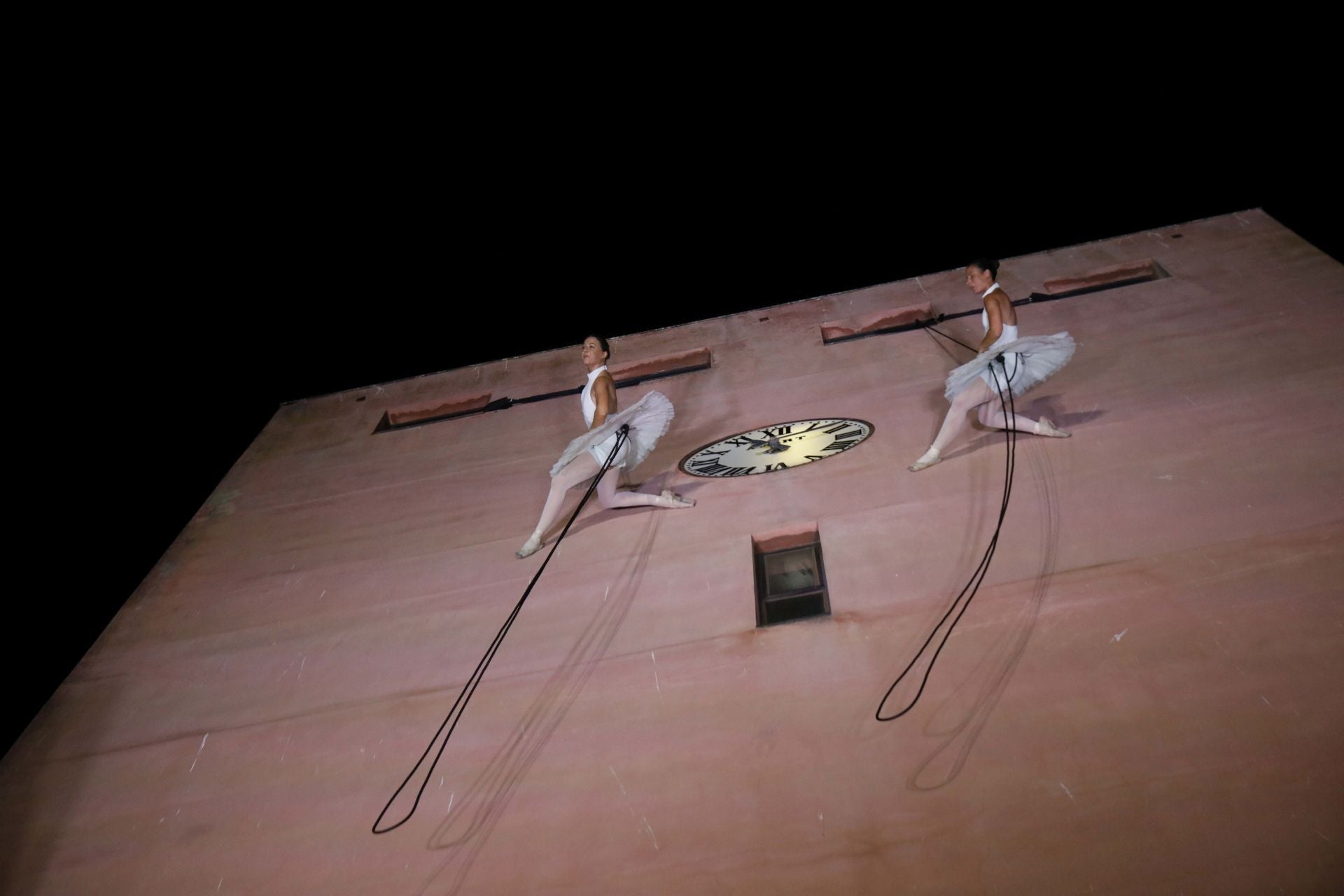 Las impresionantes fotos de la danza aérea en la fachada de la Torre del Reloj