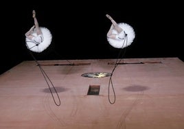 Las impresionantes fotos de la danza aérea en la fachada de la Torre del Reloj