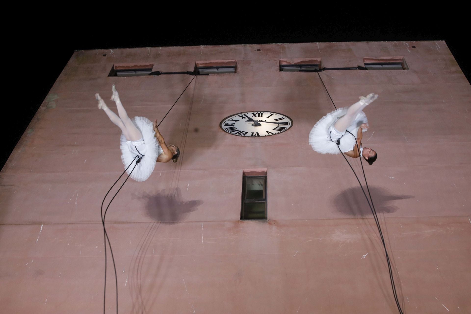 Las impresionantes fotos de la danza aérea en la fachada de la Torre del Reloj