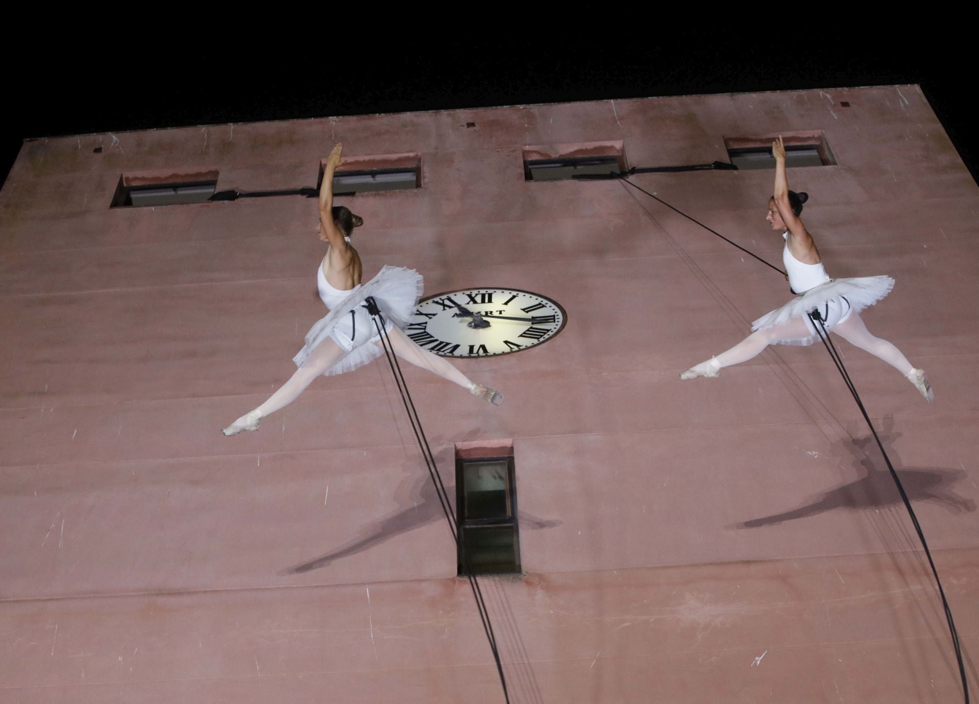 Las impresionantes fotos de la danza aérea en la fachada de la Torre del Reloj