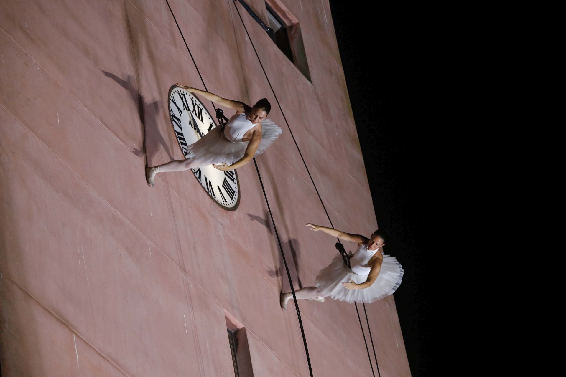 Las impresionantes fotos de la danza aérea en la fachada de la Torre del Reloj