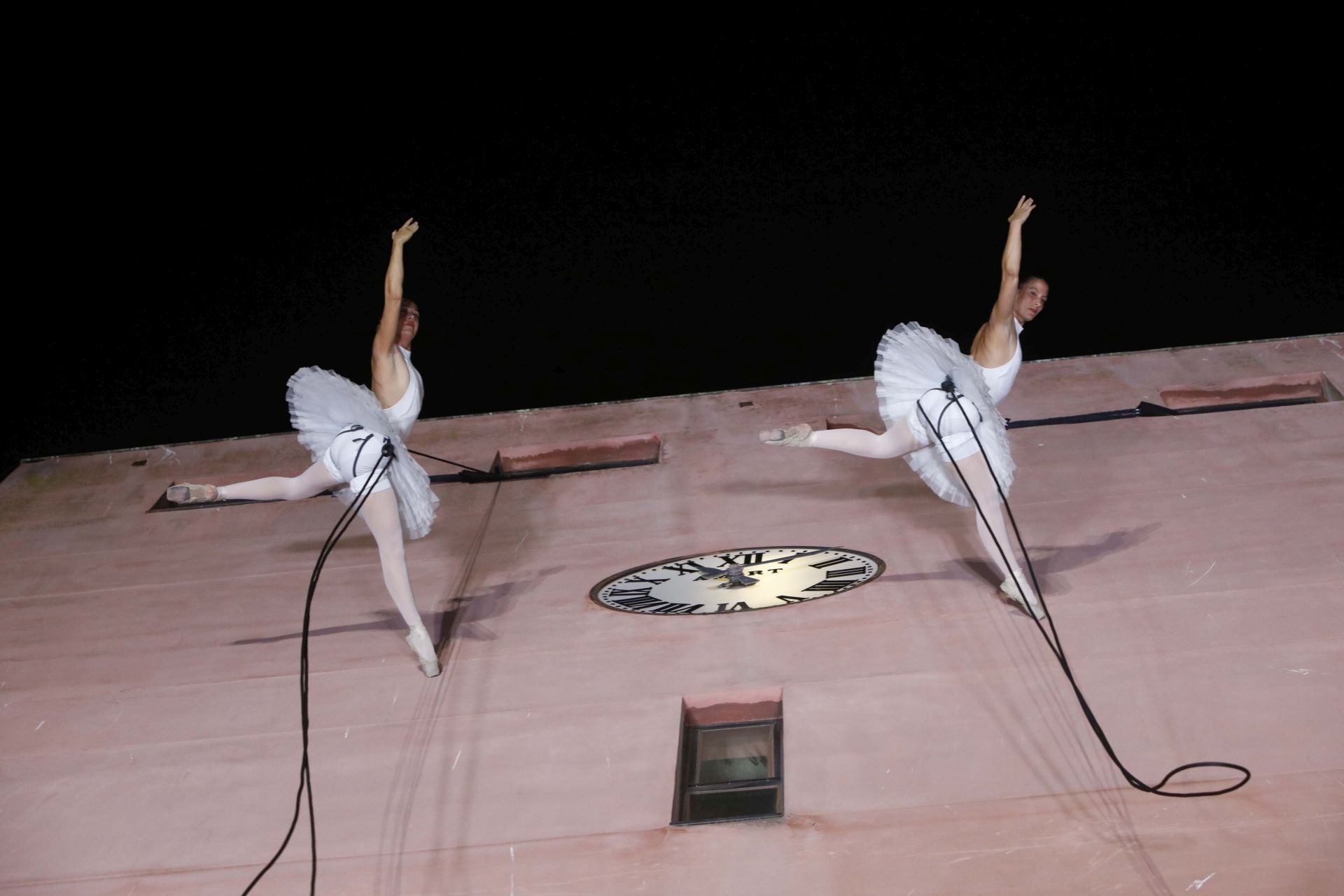 Las impresionantes fotos de la danza aérea en la fachada de la Torre del Reloj