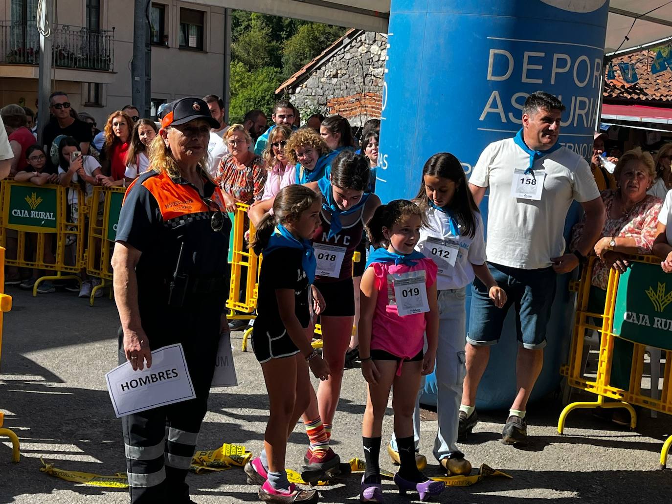 Más de 100 participantes en la carrera de madreñes de Bezanes