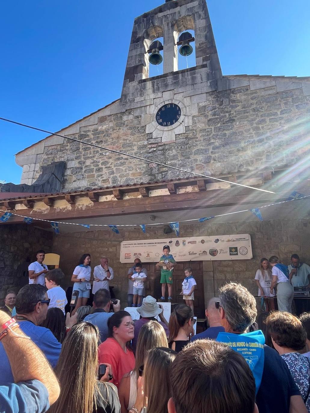 Más de 100 participantes en la carrera de madreñes de Bezanes