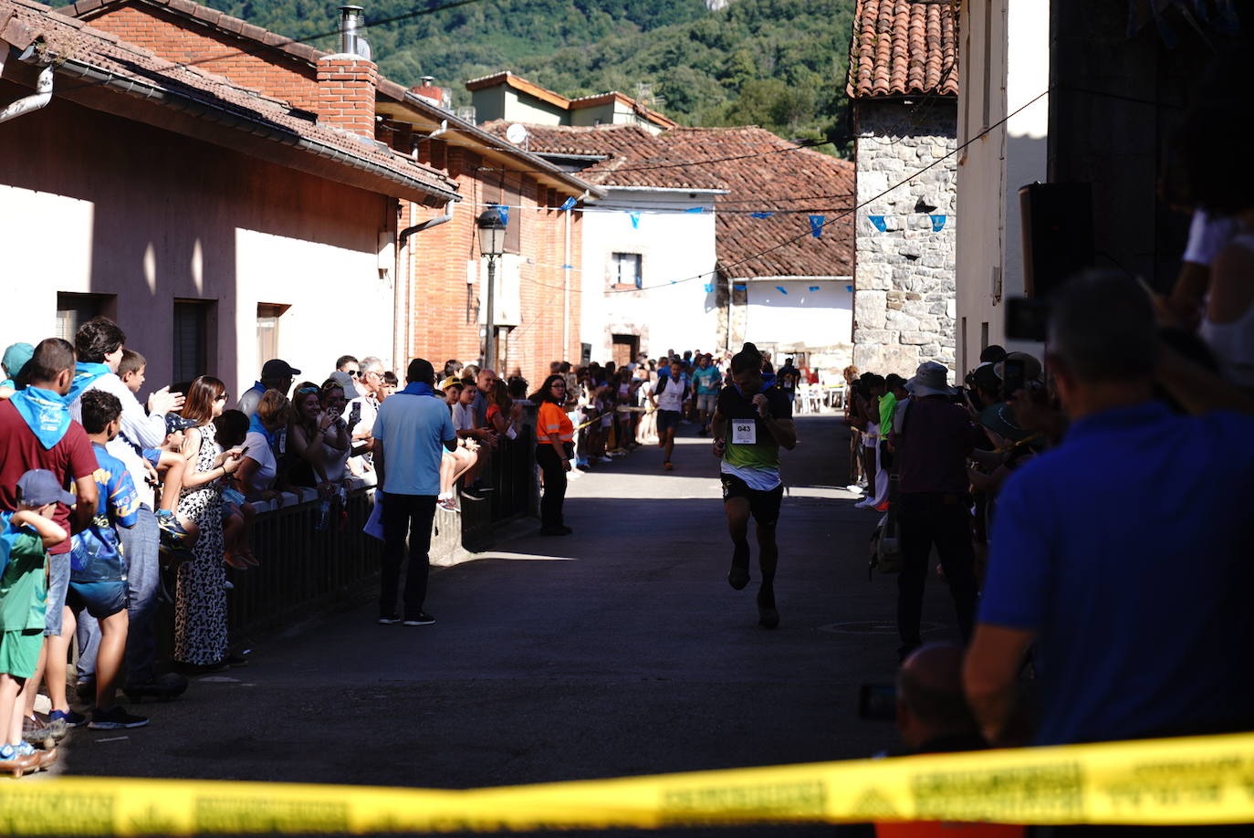 Más de 100 participantes en la carrera de madreñes de Bezanes