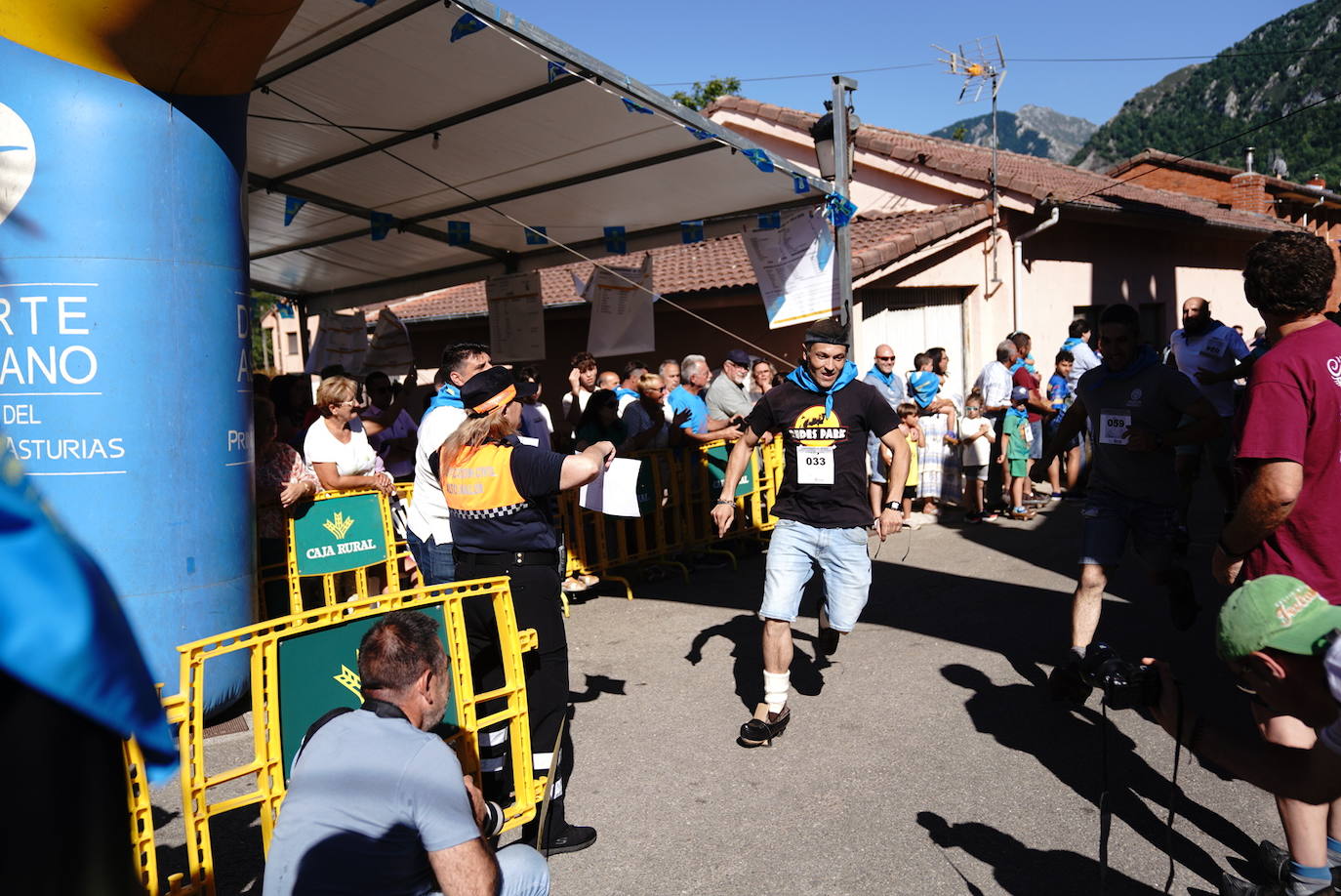 Más de 100 participantes en la carrera de madreñes de Bezanes