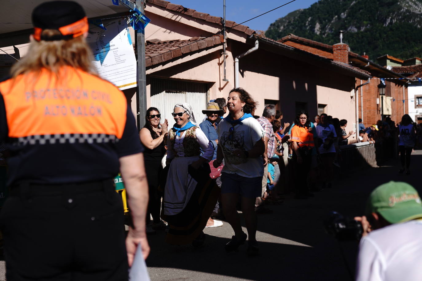 Más de 100 participantes en la carrera de madreñes de Bezanes