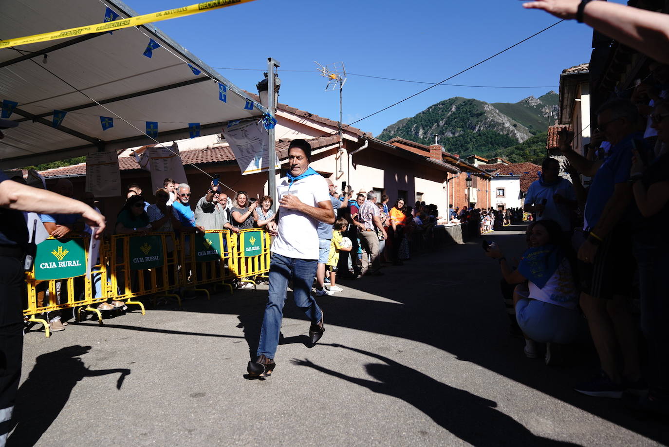 Más de 100 participantes en la carrera de madreñes de Bezanes