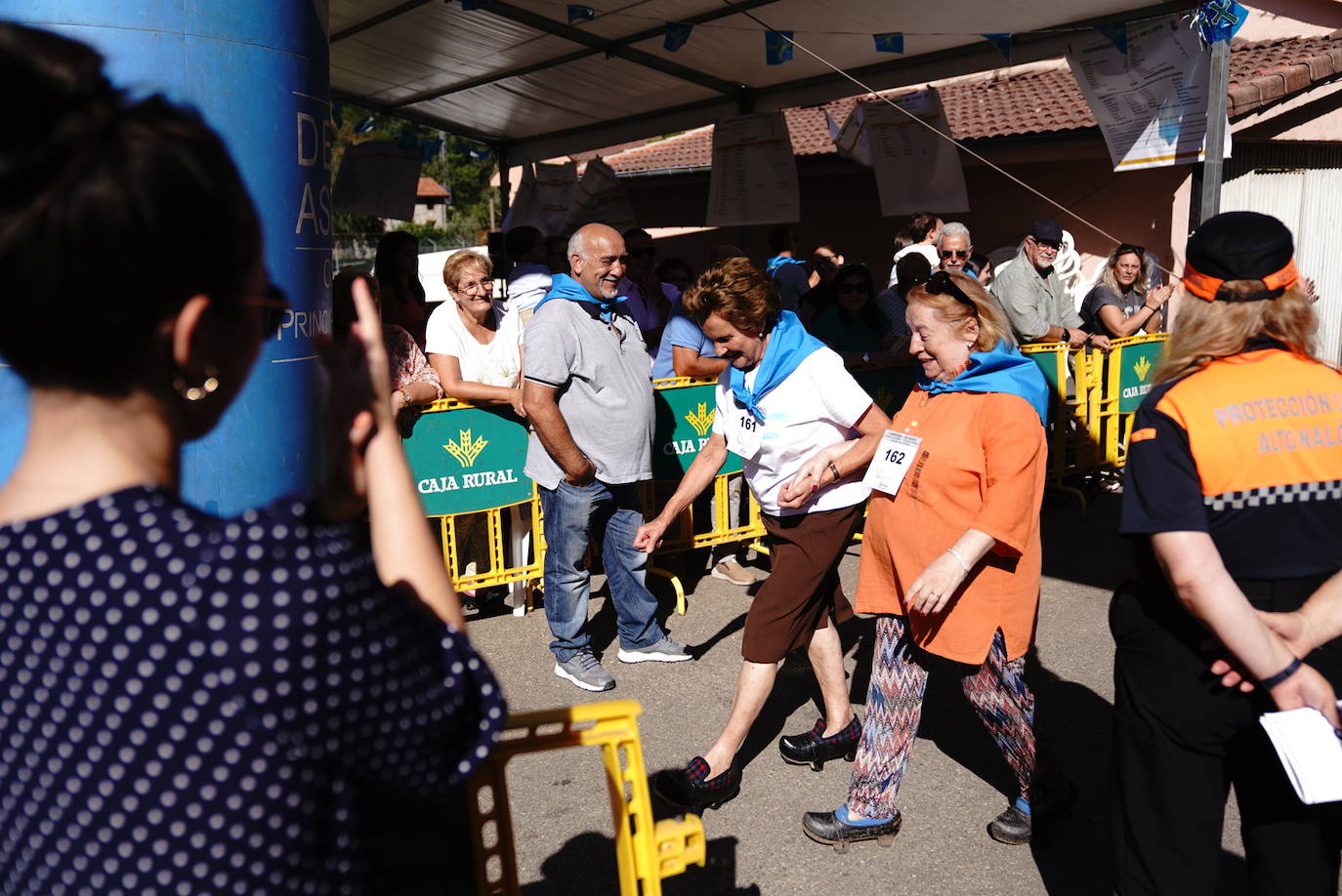 Más de 100 participantes en la carrera de madreñes de Bezanes