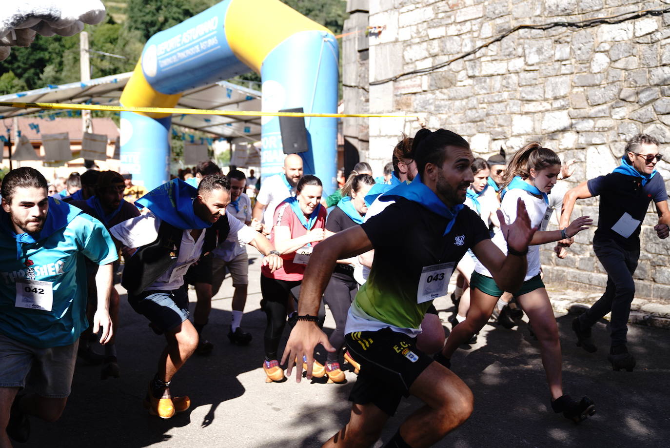 Más de 100 participantes en la carrera de madreñes de Bezanes