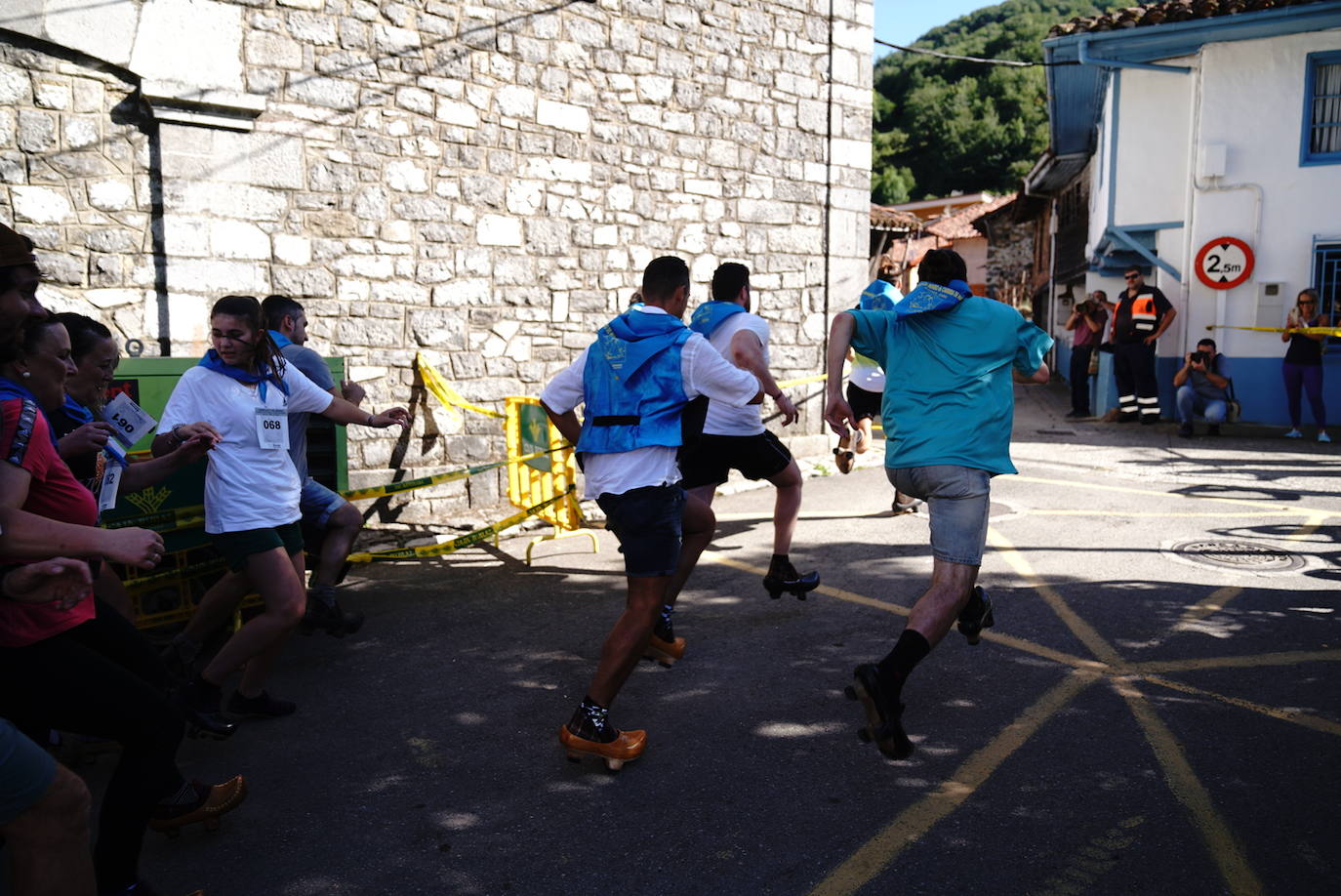 Más de 100 participantes en la carrera de madreñes de Bezanes