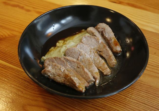 Carrillera de Atún Balfegó, puré de yuca con alga codium y salsa ponzu del restaurante Golfo, en Gijón.