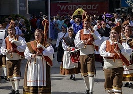 Folclore.La banda de gaitas Conceyu de Llangréu, abriendo paso por las calles del recinto ferial al inicio de la jornada.