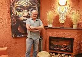 Luis Mecerreyes, del grupo Querbes, posa en el salón de su piso turístico 'Samburu' ubicado en la calle Aquilino Hurlé.