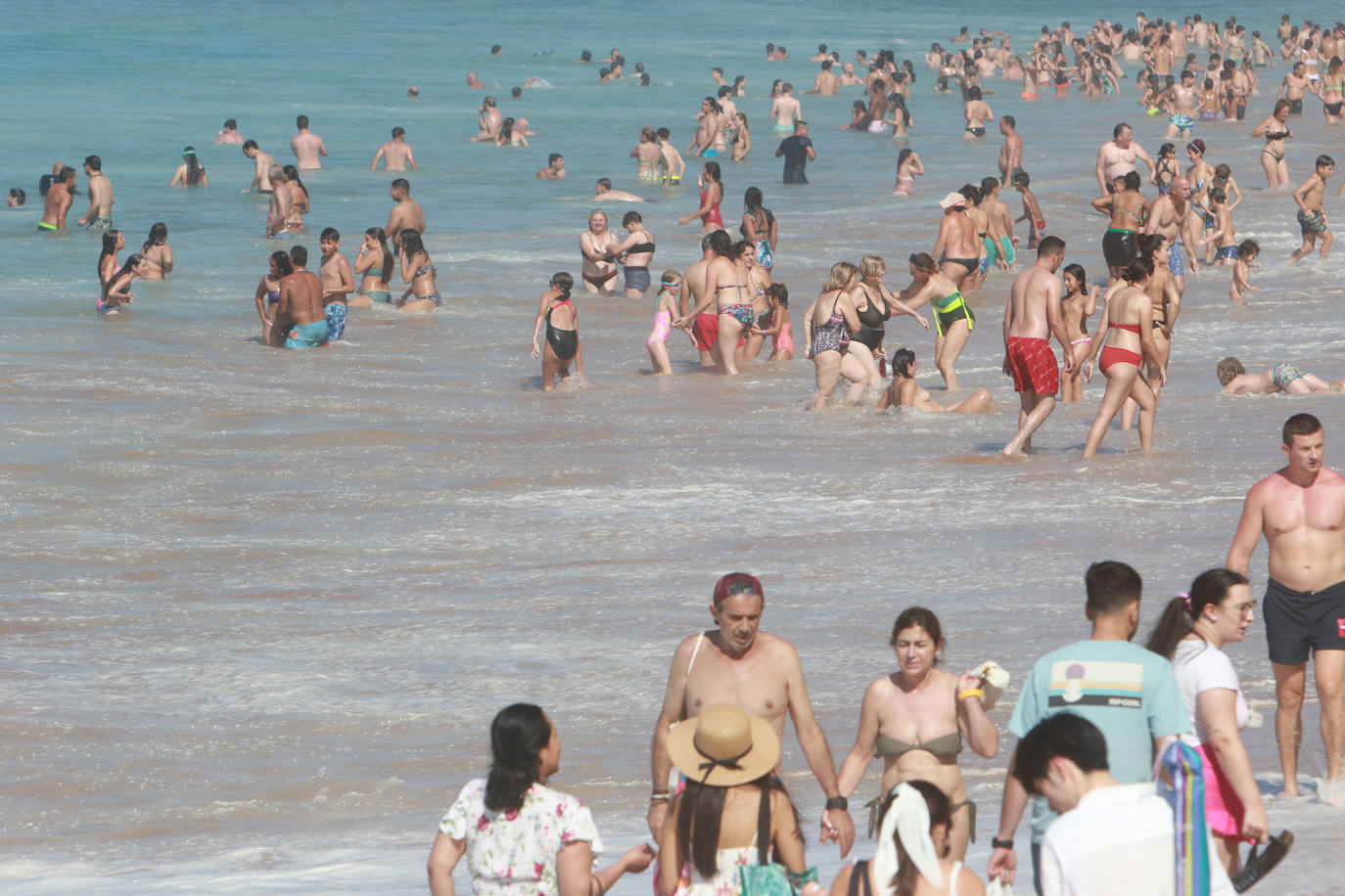 Sol, calor y playa: así ha sido el primer domingo de agosto en Gijón