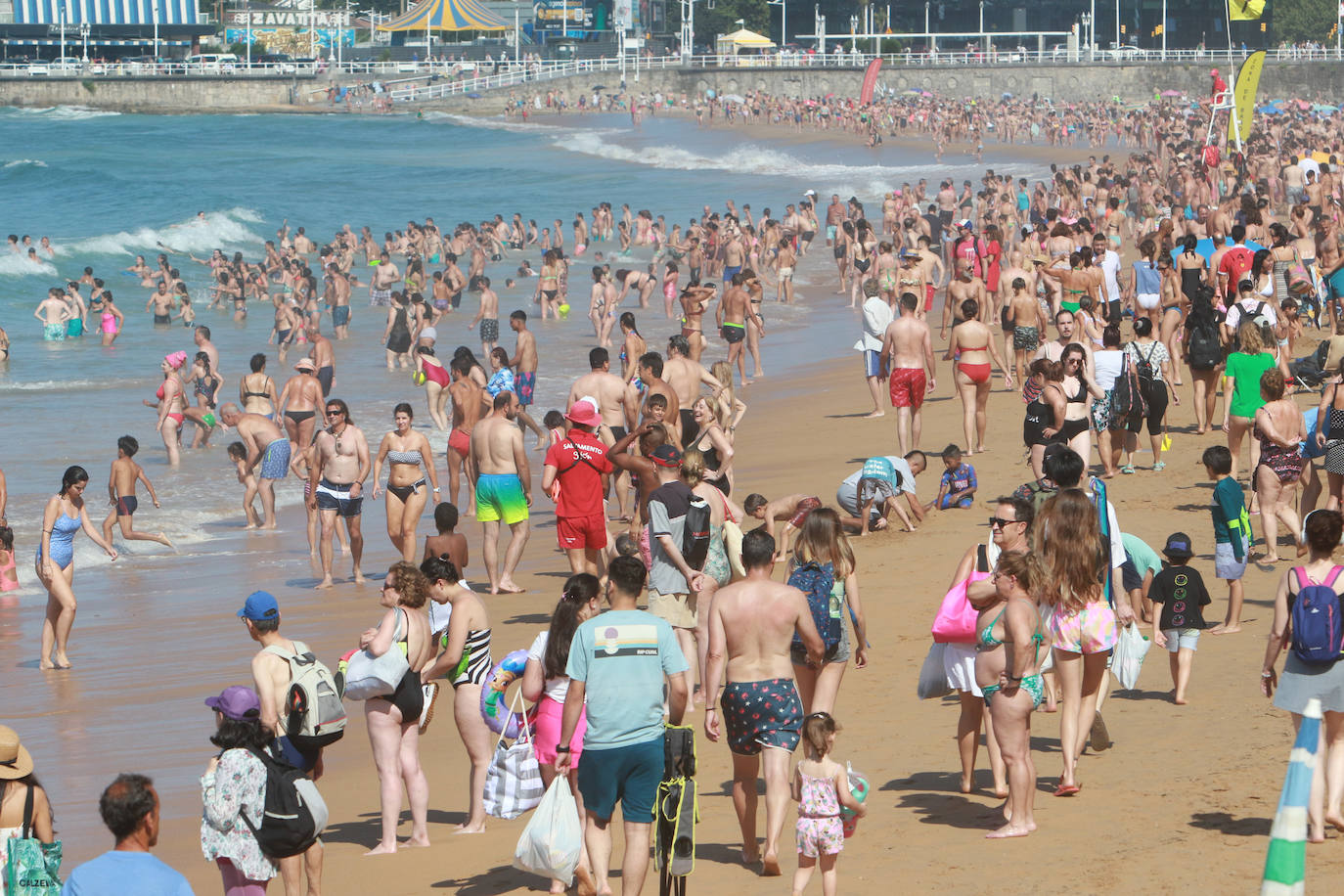 Sol, calor y playa: así ha sido el primer domingo de agosto en Gijón