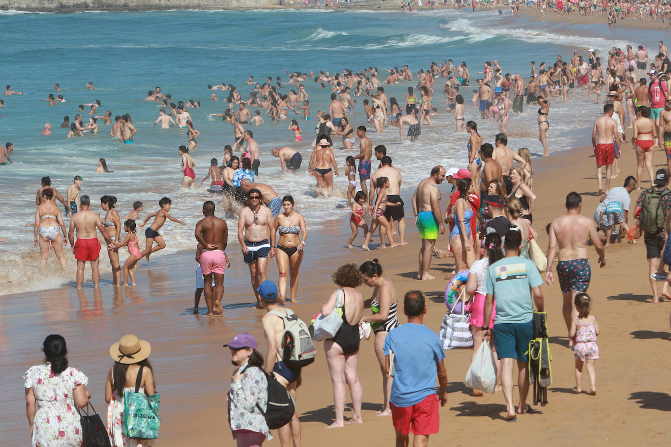 Sol, calor y playa: así ha sido el primer domingo de agosto en Gijón