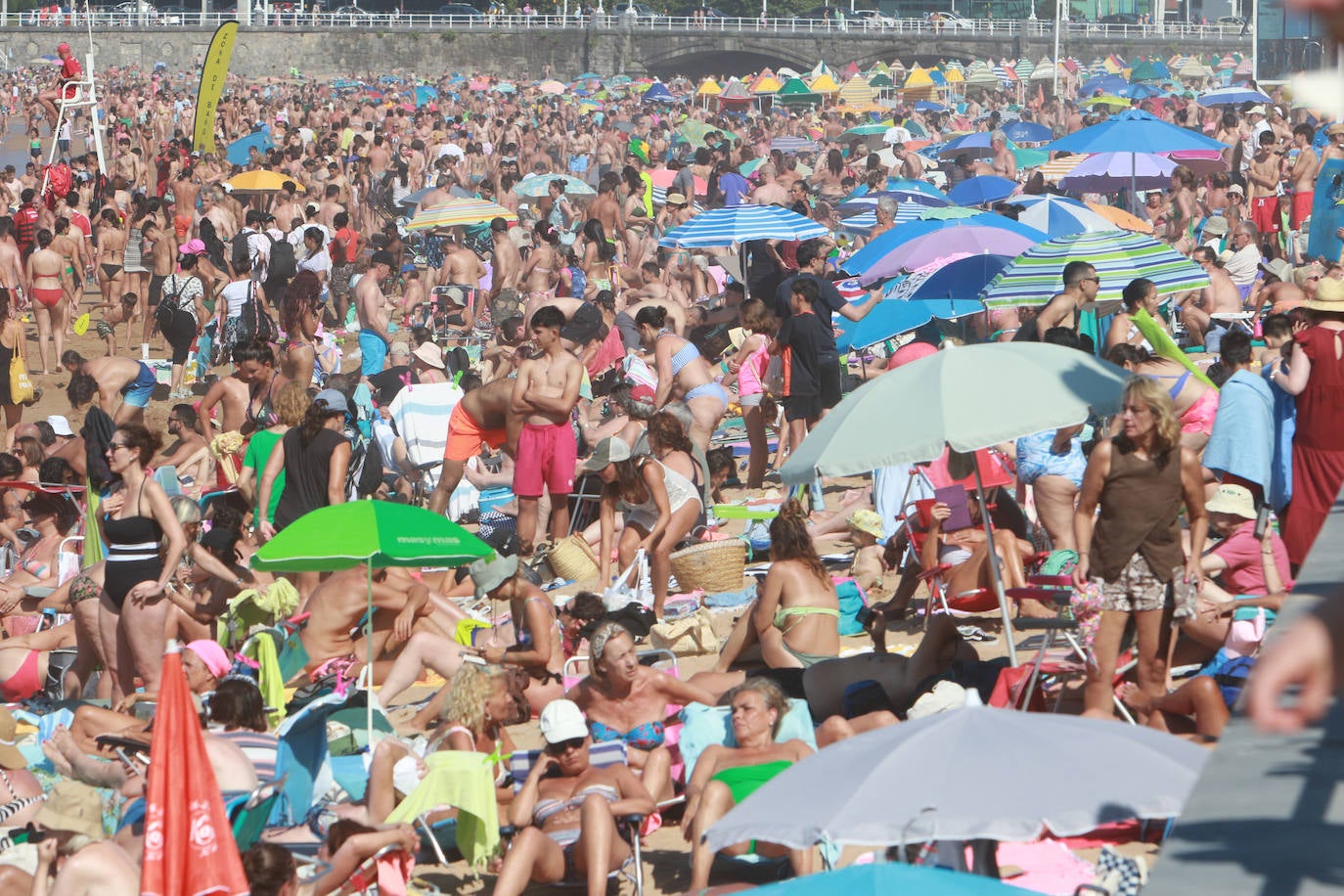 Sol, calor y playa: así ha sido el primer domingo de agosto en Gijón