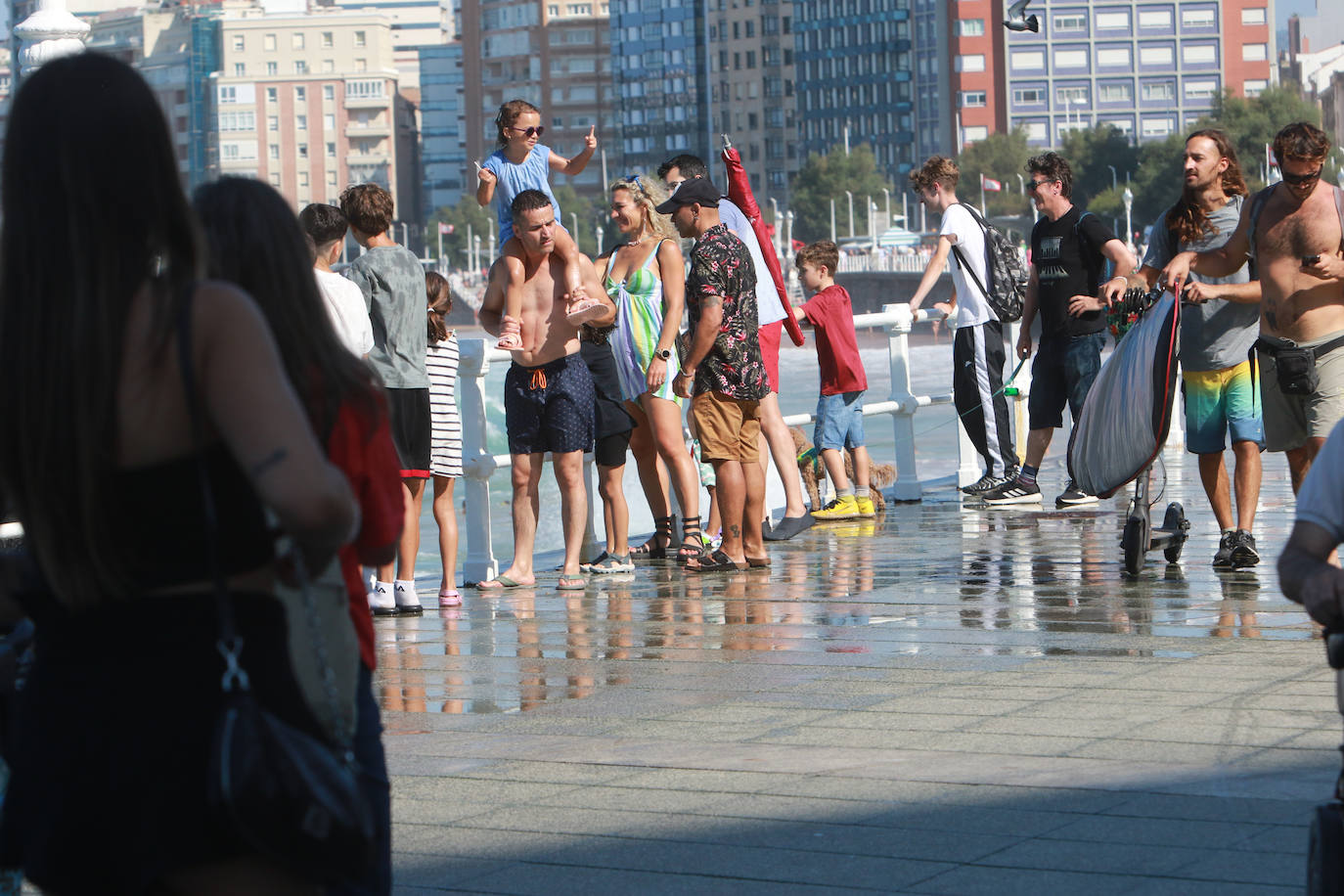 Sol, calor y playa: así ha sido el primer domingo de agosto en Gijón