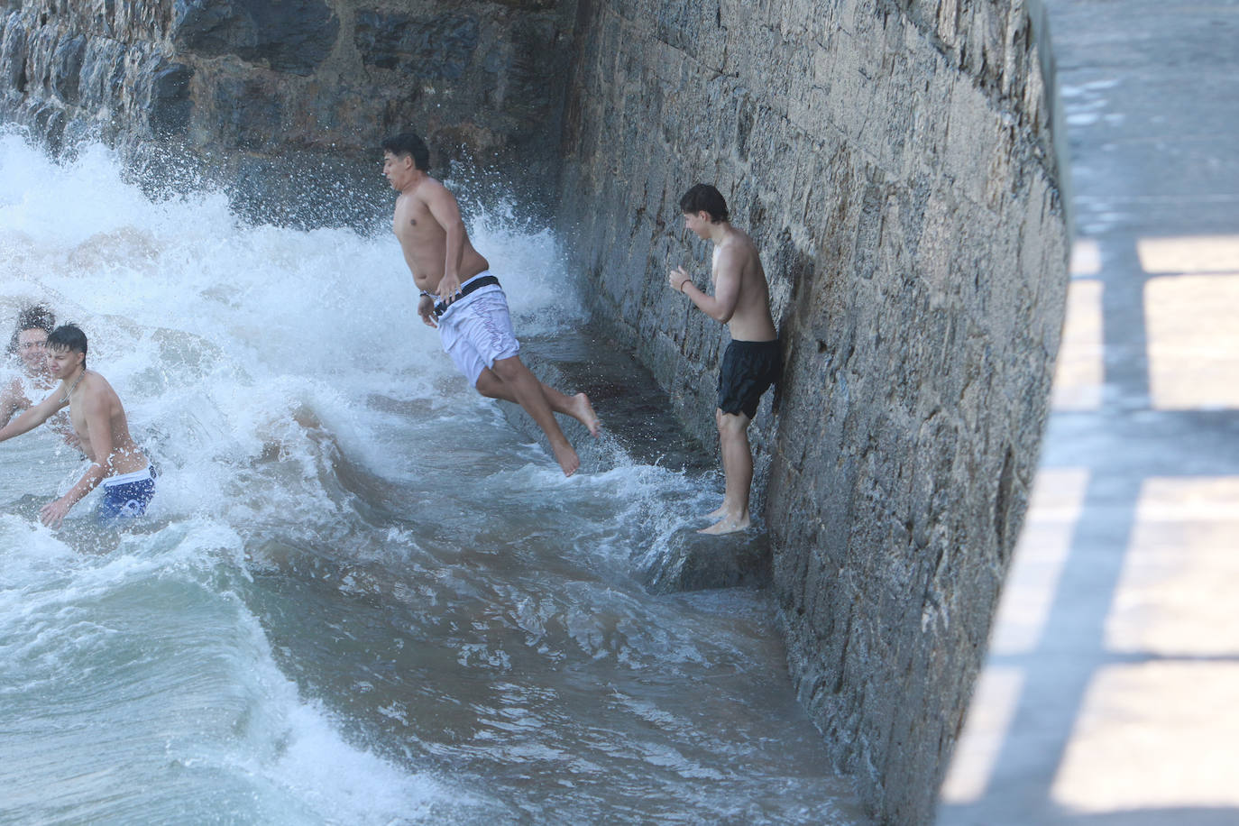 Sol, calor y playa: así ha sido el primer domingo de agosto en Gijón