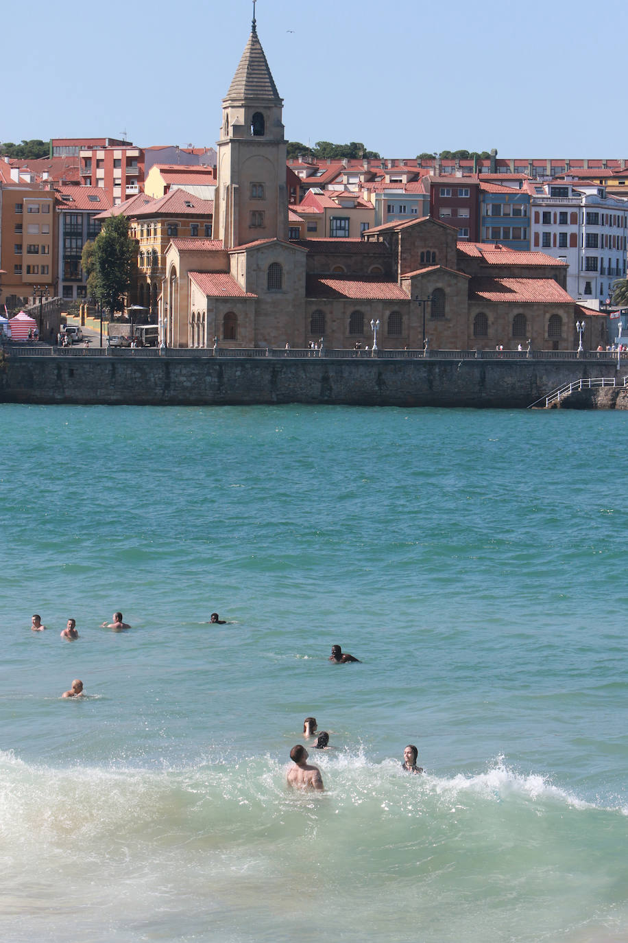 Sol, calor y playa: así ha sido el primer domingo de agosto en Gijón