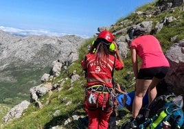 Los bomberos, en el rescate en Cabrales.