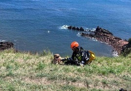 Un bombero con la perrita accidentada.